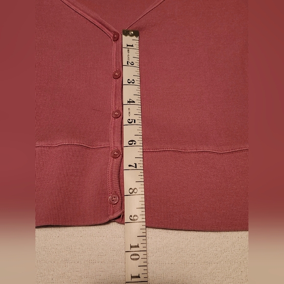 ARITZIA HomeStretch Rib V-Neck Waist Button-Up Top. Size Large. - Picture 16 of 16